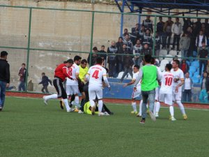 Futbolcular hakemi darp etti