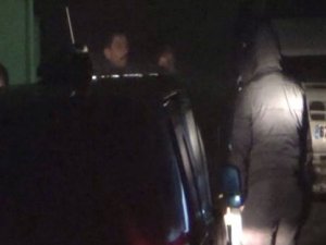 Yüksek sesle müzik dinleyen komşusunu vurdu