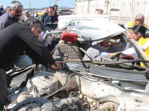 Yaralıyı çıkarabilmek için otomobili parçaladılar