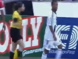 Sen misin yan hakemi azarlayan