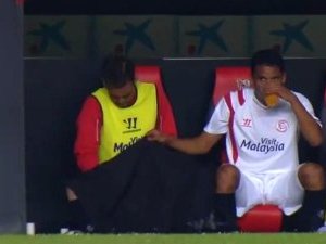 Yedek Kulübesinde Bardağa Tuvaletini Yaptı