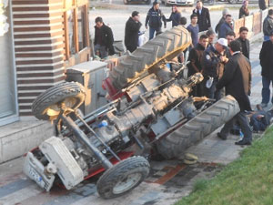 Köprüden uçan traktörde can pazarı !