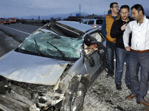 Araçta sıkışan kadını itfaiye kurtardı