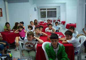 Öğrencilere el birliğiyle yardım