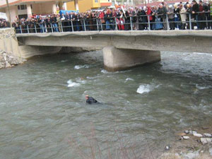 Başkan'dan baraj protestosu