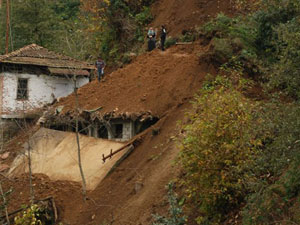 Ordu'da heyelan yolu vurdu
