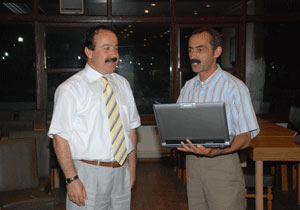 Belediye başkanı laptop dağıttı