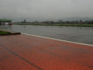 Sezonun ilk uçağı iniş yapamadı