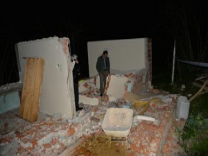 Duvarı yıkmaya kalktı altında kaldı!