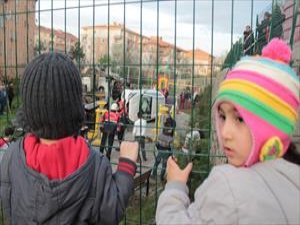 Otomobil çocuk parkına uçtu!