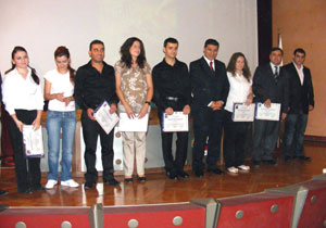 Kursiyerlerin sertifika sevinci