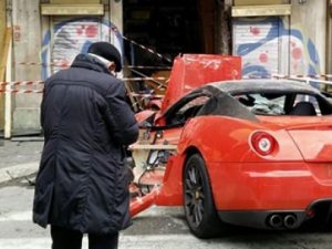 1 milyonluk Ferrari'yle dükkana daldı