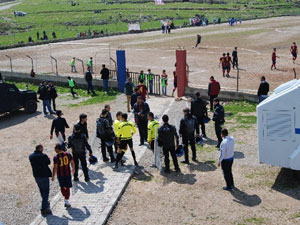 Kırmızıyı gösterdi, yumruğu yedi!