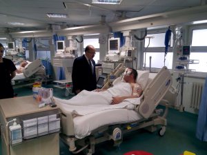 Gümrükçüoğlu yaralı şoförü ziyaret etti