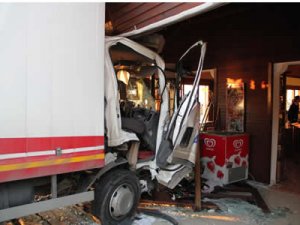 Giresun'da kamyon, park halindeki minibüse çarptı