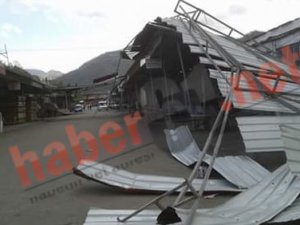 Trabzon'da rüzgar çatıları uçurdu!