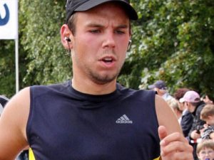 Uçağı düşürmek için müthiş bir plan yapmış!