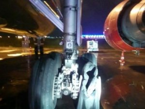 Yolcu uçağının motoru patladı