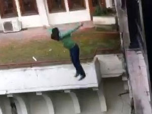 Köprüden böyle atladı! -izle