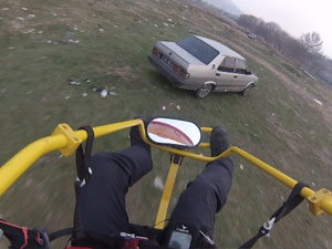 Otomobile iniş yaptı - izle!