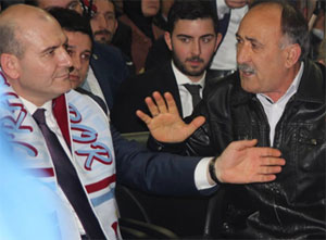 AK Parti toplantısında gerilim!