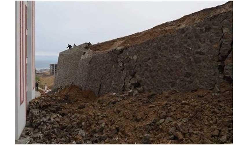 Trabzon'da çöken duvarın sahibine şikayet