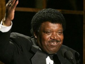 Efsane şarkıcı hayatını kaybetti