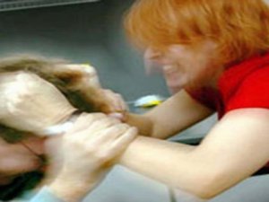 Kocasını bilgisayar klavyesiyle dövdü!..