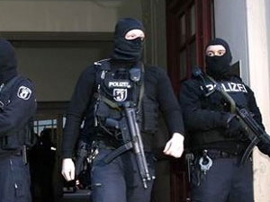 Almanya'da 7 Türk tutuklandı...