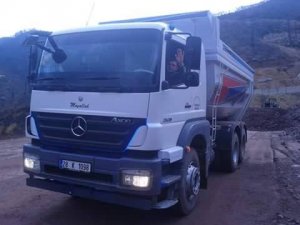 Kamyon uçuruma yuvarlandı!