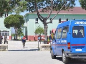 Öğretmenin burnunu kırdılar!