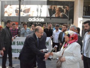 Gümrükçüoğlu'ndan vatandaşlara gül