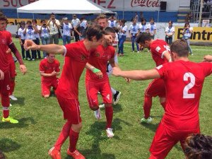 Türkiye’ye altın çocukların hocasından duygulandıran mesaj