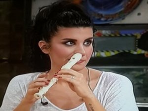3 Adam'a Konuk Olup Burnuyla Flüt Çalan Sanatçı Kim?