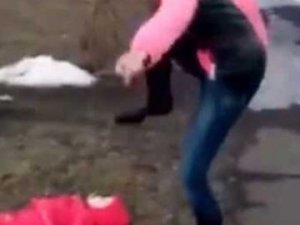 Bebeğini yere fırlattı, yetmedi...