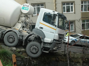 Beton mikseri devrildi...