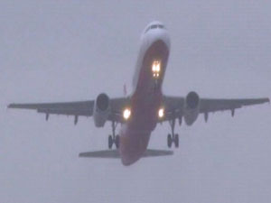 Uçağa yıldırım çarptı