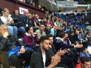 TS'li oyunculardan Basket maçında destek