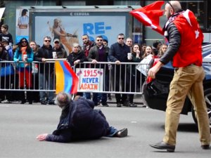 Azeri genç Türk Bayrağı'nı çiğnetmedi