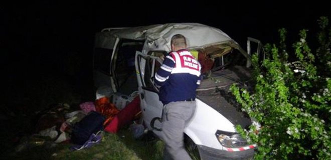 Lastik patladı işçiler yollara savruldu; 3 ölü