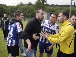 Öfkeli taraftarlar antrenmanı bastı