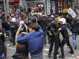 Öfkeli kalabalığın içinde kaldılar!