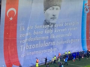 Avni Aker'de müthiş pankart!