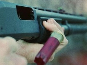 Eski eniştesini tüfekle yaraladı