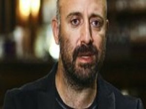 Halit Ergenç havaalanını birbirine kattı