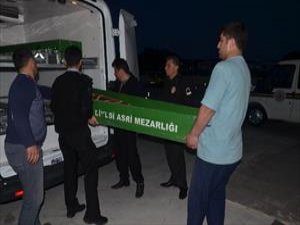 Genç kız kendini astı!