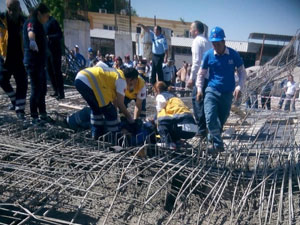 İşçiler demir yığınlarının altında kaldı