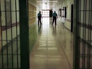 Firar ettiği cezaevine pişman olup geri döndü