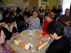 Erkekler evde iş yapıyor kadınlar ise...