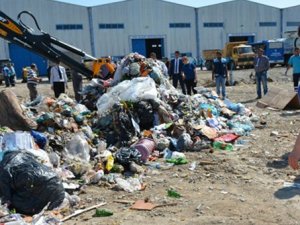 Dalgınlıkla 17 bin lirasını poşetle çöpe attı